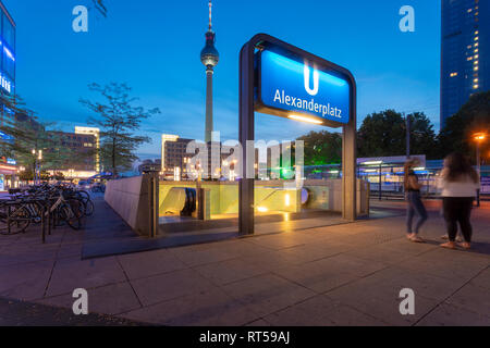 Deutschland, Berlin, Alexanderplatz, Berliner Fernsehturm und U-Bahnhof Alexanderplatz am Abend Stockfoto