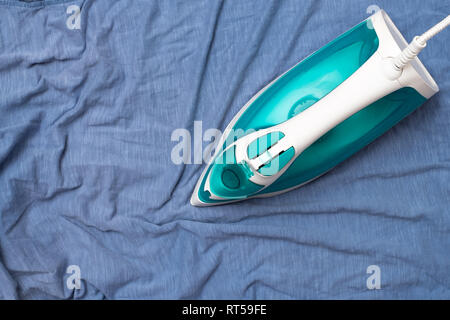Teilweise mit Blick auf die Brett blaues Hemd. Wie ein Schiff auf dem Meer. Alltägliche house Chores. Stockfoto