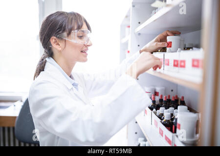 Frau arbeiten im Labor einer Apotheke Stockfoto