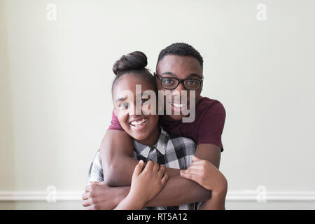 Portrait zärtlich teenage Bruder und Schwester Stockfoto