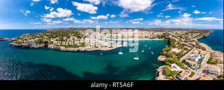 Spanien, Balearen, Mallorca, Porto Cristo, Cala Manacor, Küste mit Villen und natürlichen Hafen Stockfoto