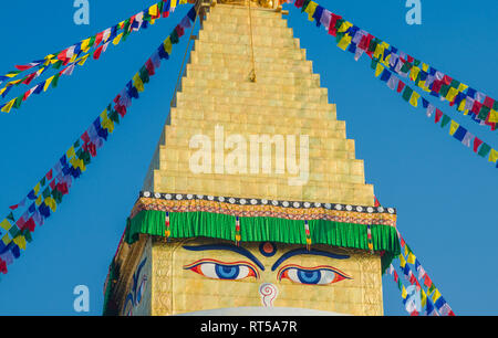 Buddhistische Gebetsfahnen und der Goldspire von Bodhnath Stupa, Kathmandu, Nepal Stockfoto