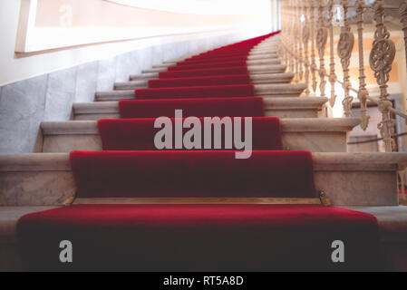 Royal Gebäude Interieur mit den roten Teppich auf dem Marmor Treppen in einem luxuriösen und eleganten Gebäude Stockfoto