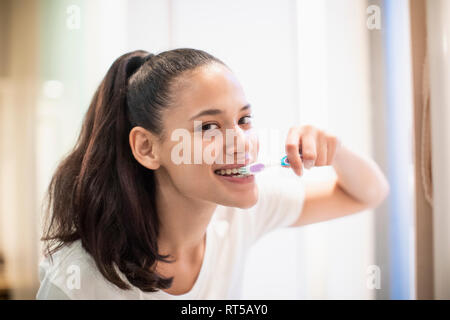 Portrait selbstbewusste Frau die Zähne putzen Stockfoto