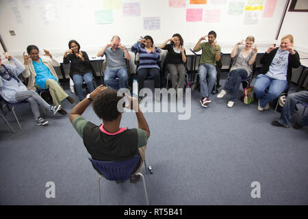 Erwachsene in einer Weiterbildung Hochschule Erlernen der Gebärdensprache zu verwenden Stockfoto
