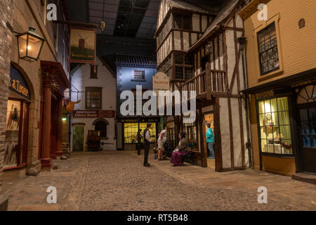 Allgemeine Ansicht eines Kirkgate, einem neu Viktorianischen (C. 1870-1900) Straße in York Castle Museum, York, Yorkshire, Großbritannien. Stockfoto