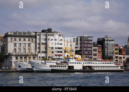 Fähren im dock am Bosporus, Istanbul, Türkei, Europa Stockfoto