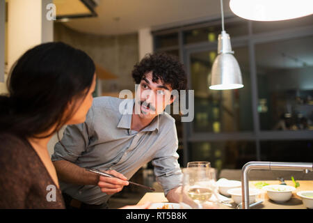 Paar Essen mit Stäbchen in der Wohnung Küche Stockfoto
