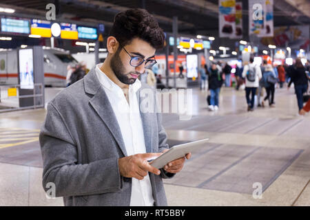 Deutschland, München, junger mit digitalen Tablet am Hauptbahnhof Geschäftsmann Stockfoto