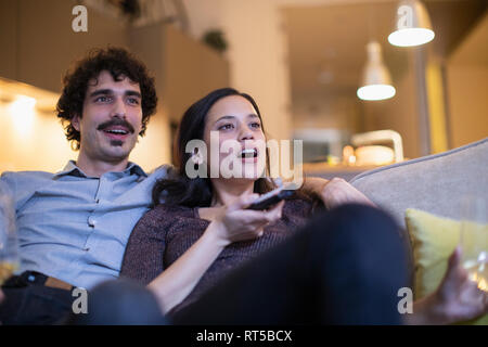 Paar Fernsehen auf dem Sofa Stockfoto