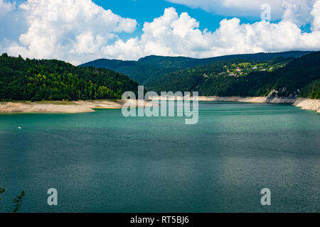 Schöne aqua und blauen Farben der See Zaovine auf Tara Berg, die unberührte Natur, und die großen cetinary Wald. Serbien Landschaft Stockfoto