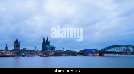 Deutschland, Köln, Blick auf die Stadt mit dem Kölner Dom an der blauen Stunde Stockfoto