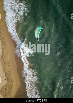 Indonesien, Bali, Berawa Beach, Luftaufnahme von Kite Surfer Stockfoto