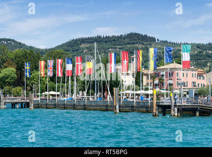 BARDOLINO, Gardasee, Italien - 7. August 2017: Der Blick auf den Hafen gefangen vom Gardasee (Lago di Garda), Bardolino ist ein beliebtes Ferien Destin Stockfoto