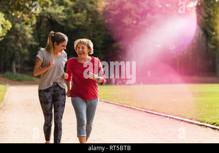 Enkelin und Oma Spaß, Joggen im Park Stockfoto