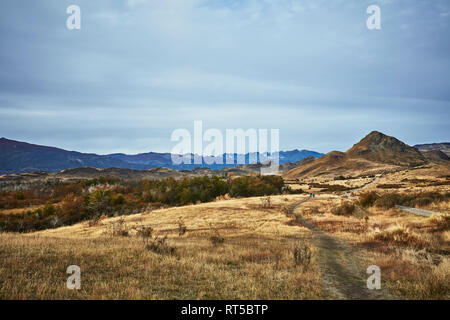 Chile, Valle Chacabuco, Parque Nacional Patagonien, Steppenlandschaft mit Menschen wandern im Hintergrund Stockfoto