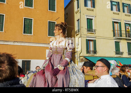 Venedig, Italien Karneval Festa delle Marie walking Parade. Fest der Marie Begleitung von Gruppen in Kostümen vor der Masse an 2019 Karneval. Stockfoto