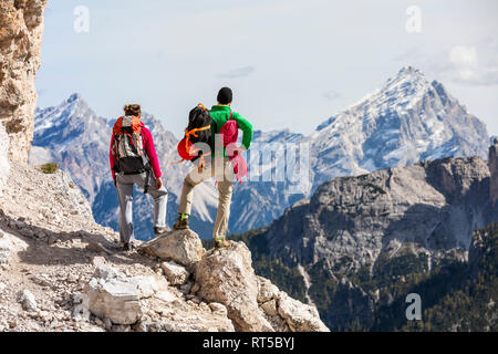 Italien, Cortina d'Ampezzo, Paar mit Seil und Kletterausrüstung Ergebnisse anzeigen Stockfoto