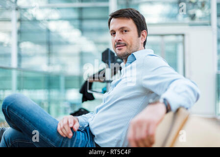 Unternehmer Warten im Flughafen Abflugbereich Stockfoto