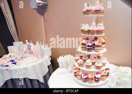 Hochzeit Kuchen in einem Restaurant, bunte Schokolade Kuchen auf dem Tisch party Stockfoto