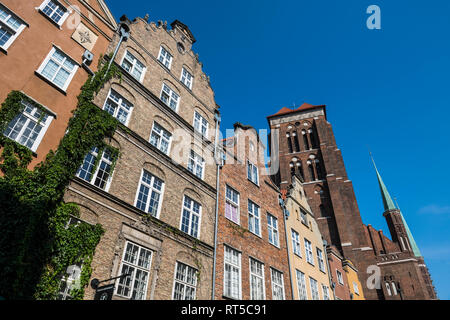 Polen, Danzig, Hanse Häuser mit Saint Mary's Church Stockfoto