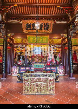 George Town, Penang, Malaysia. Der Gebetsraum der Cheah Kongsi, Hokkien Clan Association Tempel und Clan Haus. Stockfoto