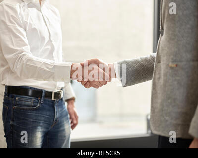 Nahaufnahme von zwei Geschäftsleute Händeschütteln Stockfoto