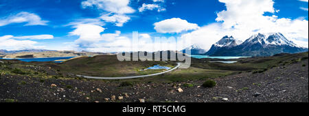 Chile, Patagonien, Torres del Paine Nationalpark, Cerro Paine Grande und Torres del Paine, Lago Nordenskjold Stockfoto