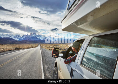 Argentinien, Patagonien, El Chalten, Frau aus Fenster in Camper suchen auf der Straße in Richtung Fitz Roy Stockfoto