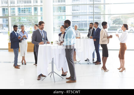 Business Menschen miteinander am Tisch Interaktion während eines Seminars Stockfoto