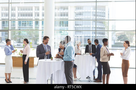 Business Menschen miteinander am Tisch Interaktion während eines Seminars Stockfoto