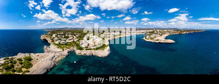 Spanien, Balearen, Mallorca, Porto Cristo, Cala Manacor, Küste mit Villen und natürlichen Hafen Stockfoto