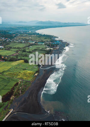 Indonesien, Bali, Luftaufnahme von Keramas Strand Stockfoto