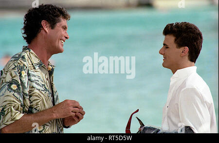 Honolulu, Hawaii 20. Juli, 1999 Erster Tag der Dreharbeiten "BayWatch Hawaii. David Hasselhoff Gespräche mit Jeremy Jackson am Set von "Baywatch Hawaii" vor dem Filmen die Hochzeit Szene. Stockfoto