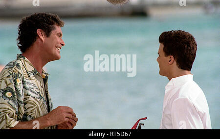 Honolulu, Hawaii 20. Juli, 1999 Erster Tag der Dreharbeiten "BayWatch Hawaii. David Hasselhoff Gespräche mit Jeremy Jackson am Set von "Baywatch Hawaii" vor dem Filmen die Hochzeit Szene. Stockfoto