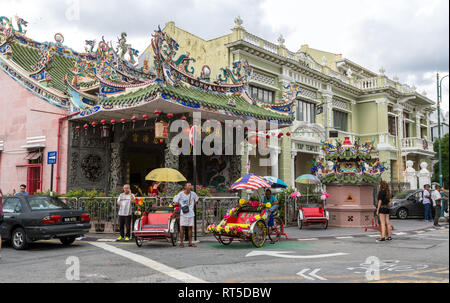 George Town, Penang, Malaysia. Trishaws Warten auf Passagiere vor der Yap Ancestral Tempel, Choo Chay Keong. Stockfoto