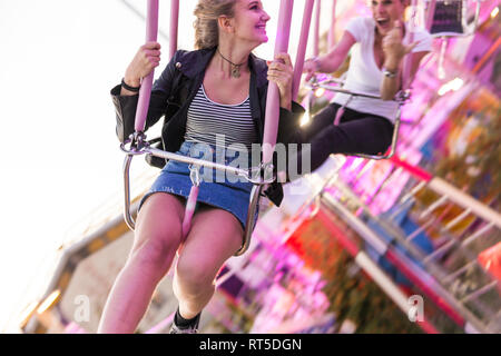 Mutter und Tochter Spaß auf chairoplane Stockfoto