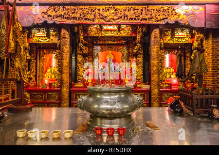 George Town, Penang, Malaysia. Angebote Bevor die Tua Pek Kong Altar Hock Teik Cheng Sin Tempel. Stockfoto