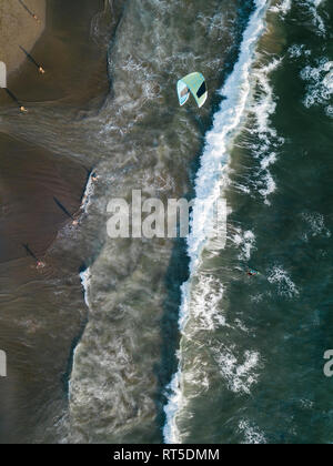 Indonesien, Bali, Berawa Beach, Luftaufnahme von Kite Surfer Stockfoto