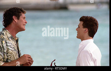 Honolulu, Hawaii 20. Juli, 1999 Erster Tag der Dreharbeiten "BayWatch Hawaii. David Hasselhoff Gespräche mit Jeremy Jackson am Set von "Baywatch Hawaii" vor dem Filmen die Hochzeit Szene. Stockfoto