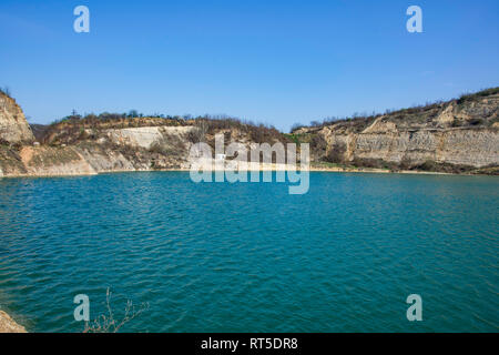 Schöner See, Ledinci Ledinacko, in der Nähe der Fruska Gora in Serbien, sehr klares Wasser, das fast eine grüne Farbe, es war einmal ein Steinbruch. Stockfoto