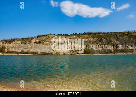 Schöner See, Ledinci Ledinacko, in der Nähe der Fruska Gora in Serbien, sehr klares Wasser, das fast eine grüne Farbe, es war einmal ein Steinbruch. Stockfoto