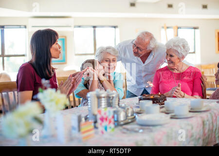 Großeltern, um meinen Geburtstag zu feiern mit ihrer Enkelin Stockfoto