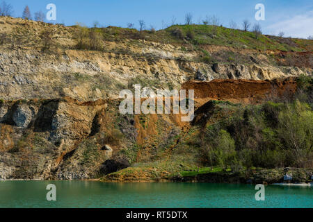 Schöner See, Ledinci Ledinacko, in der Nähe der Fruska Gora in Serbien, sehr klares Wasser, das fast eine grüne Farbe, es war einmal ein Steinbruch. Stockfoto