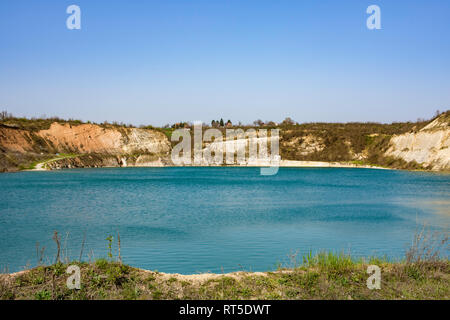 Schöner See, Ledinci Ledinacko, in der Nähe der Fruska Gora in Serbien, sehr klares Wasser, das fast eine grüne Farbe, es war einmal ein Steinbruch. Stockfoto