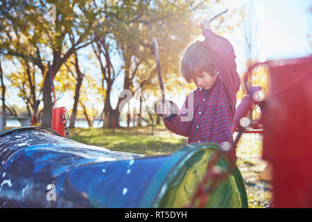 Junge Trommeln auf Fässern auf dem Spielplatz Stockfoto