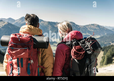 Österreich, Tirol, Rückansicht des Paares auf eine Wanderung in den Bergen die Aussicht genießen Stockfoto