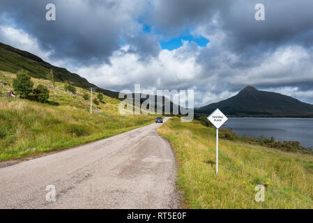 Vereinigtes Königreich, Schottland, Sutherland, Lairg, Ben Stack, single road Track mit Beteiligung Stockfoto