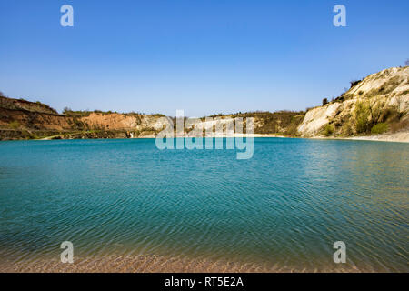 Schöner See, Ledinci Ledinacko, in der Nähe der Fruska Gora in Serbien, sehr klares Wasser, das fast eine grüne Farbe, es war einmal ein Steinbruch. Stockfoto