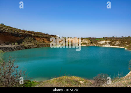 Schöner See, Ledinci Ledinacko, in der Nähe der Fruska Gora in Serbien, sehr klares Wasser, das fast eine grüne Farbe, es war einmal ein Steinbruch. Stockfoto